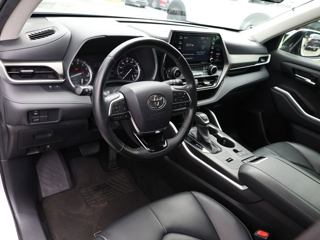 Used 2021 Toyota Highlander XLE image 2