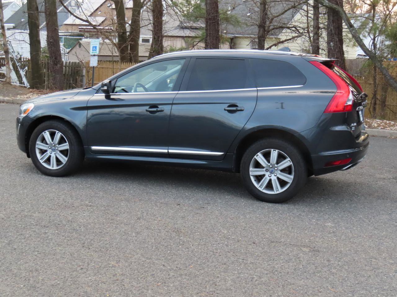 Used 2016 Volvo XC60 T6 w/ Protection Package image 7