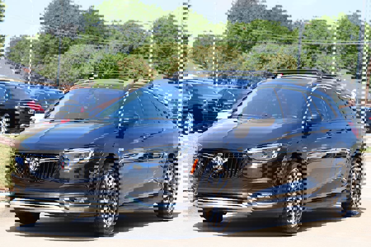 Used 2018 Buick Regal Essence w/ Driver Confidence Package #1 image 3