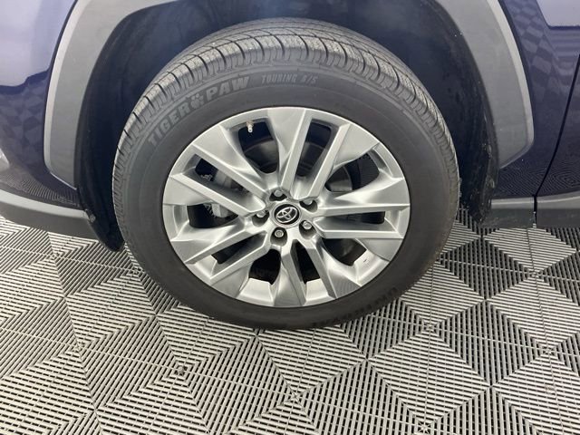 Used 2019 Toyota RAV4 XLE Premium w/ Cold Weather Package AWD/4WD image 16