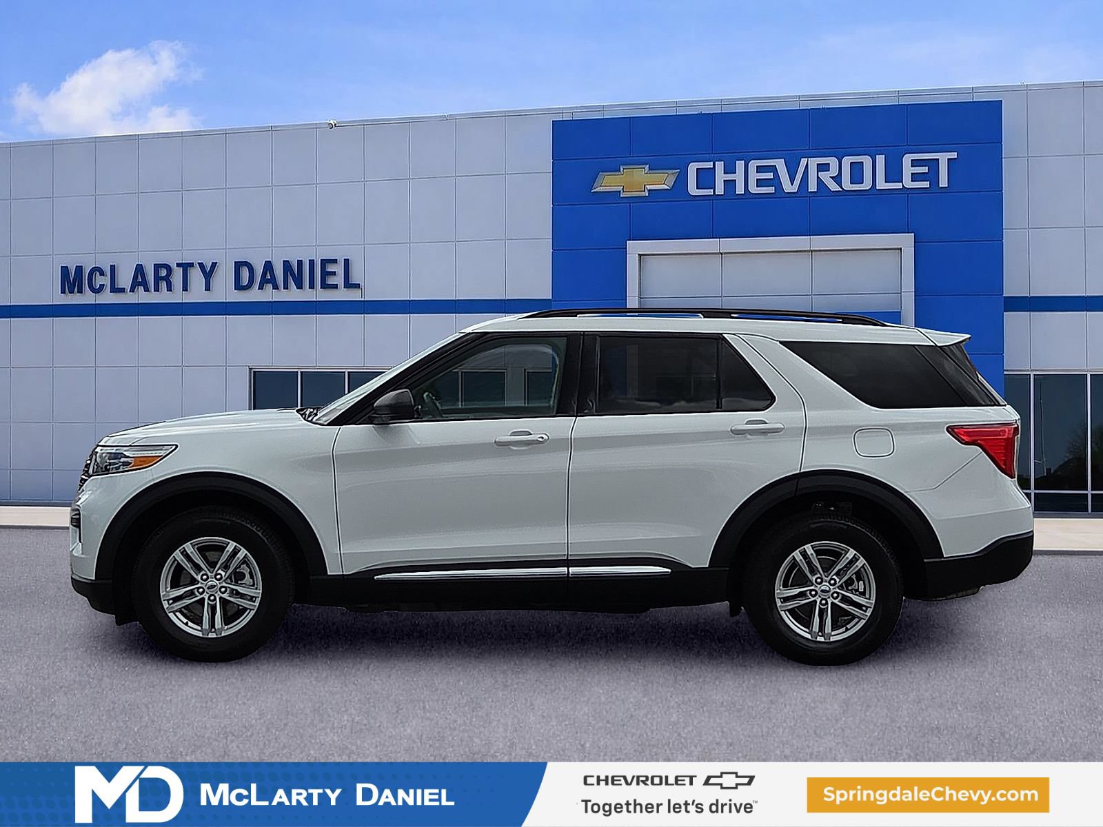 Used 2024 Ford Explorer XLT AWD/4WD image 3