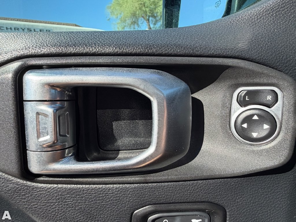 Used 2019 Jeep Wrangler Unlimited Sahara AWD/4WD image 16