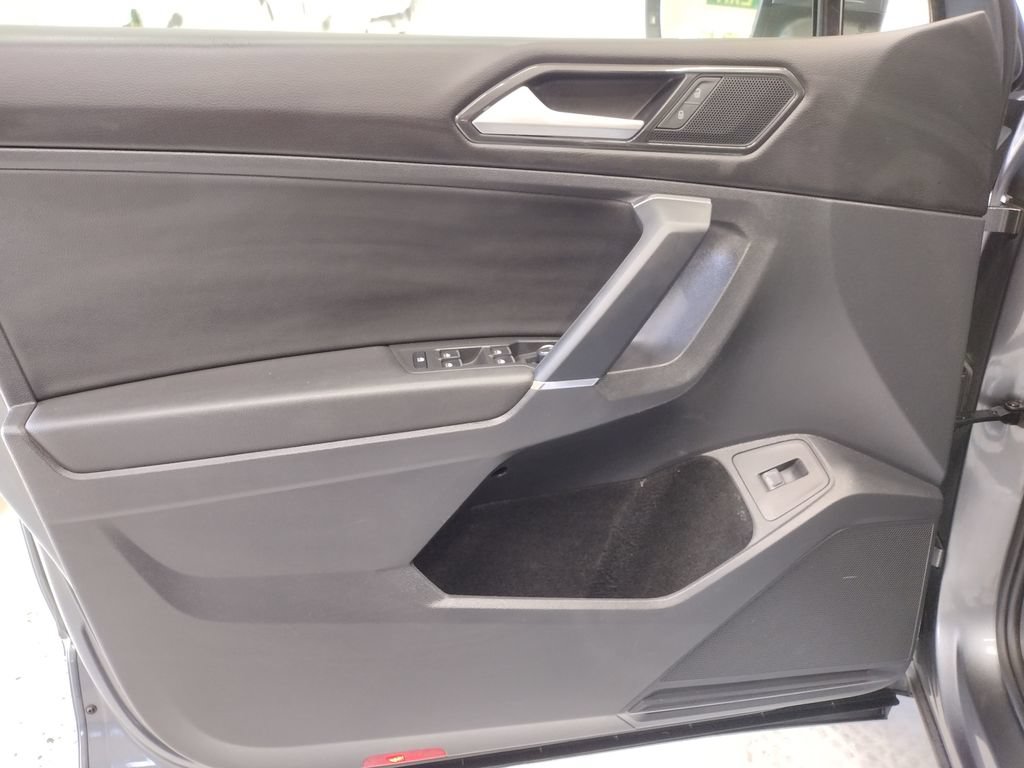 Used 2018 Volkswagen Tiguan SEL AWD/4WD image 18