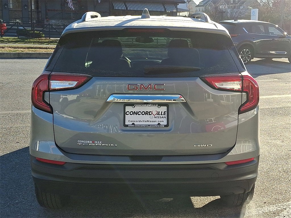 Used 2023 GMC Terrain SLE w/ Driver Convenience Package image 5