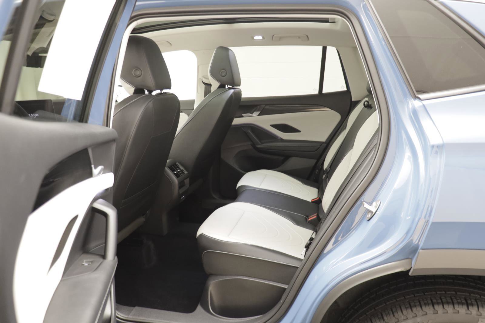 Used 2025 Volkswagen Tiguan SE w/ Panoramic Sunroof Package image 13