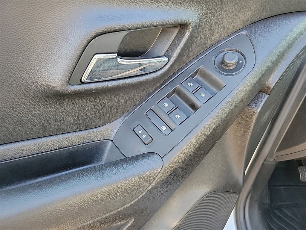 Used 2018 Chevrolet Trax LS image 19