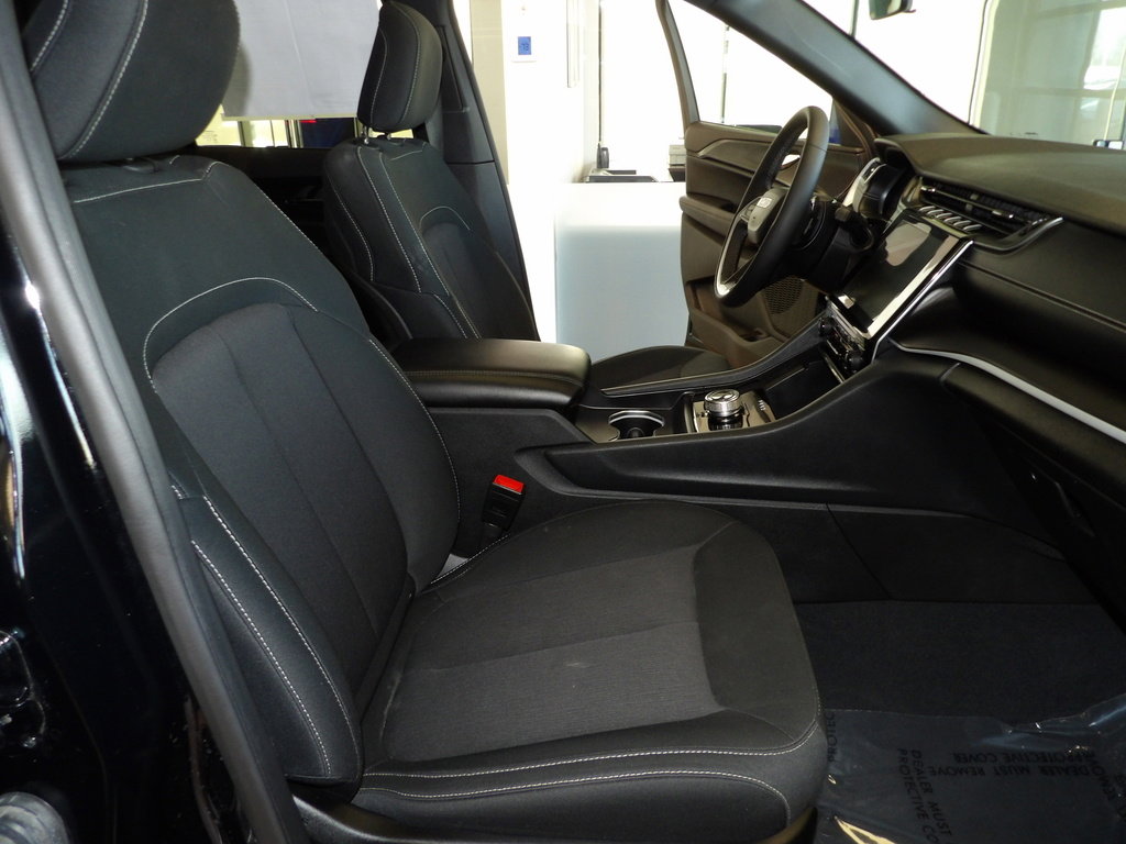 Used 2025 Jeep Grand Cherokee Laredo X w/ Luxury Tech Group I image 14