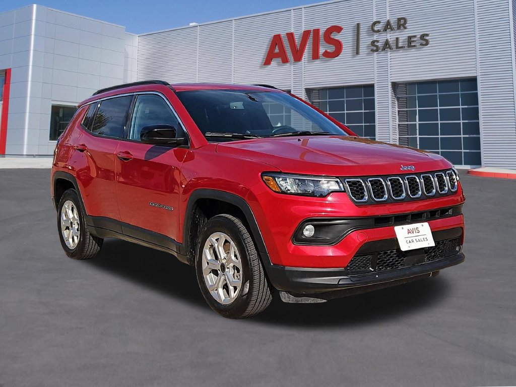 Used 2025 Jeep Compass Latitude w/ Sun & Sound Group AWD/4WD image 3