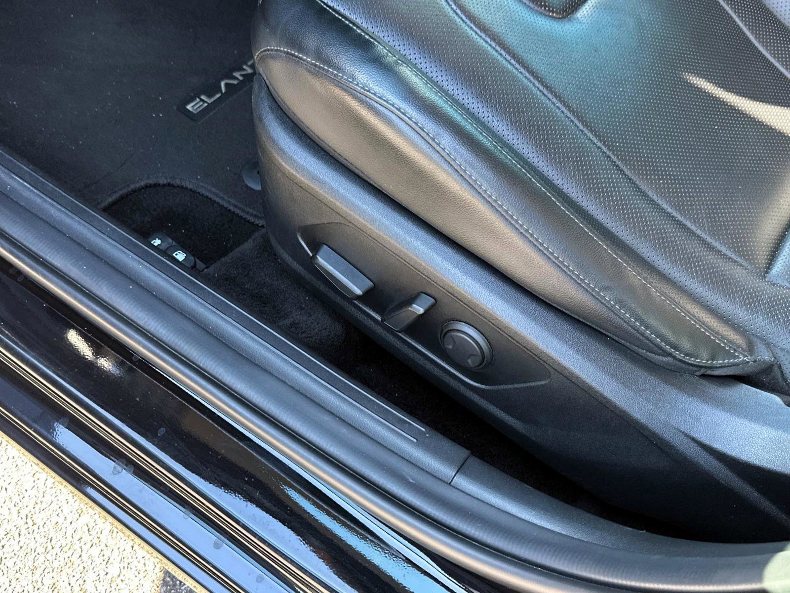 Used 2023 Hyundai Elantra Limited w/ Preferred Accessory Package image 17