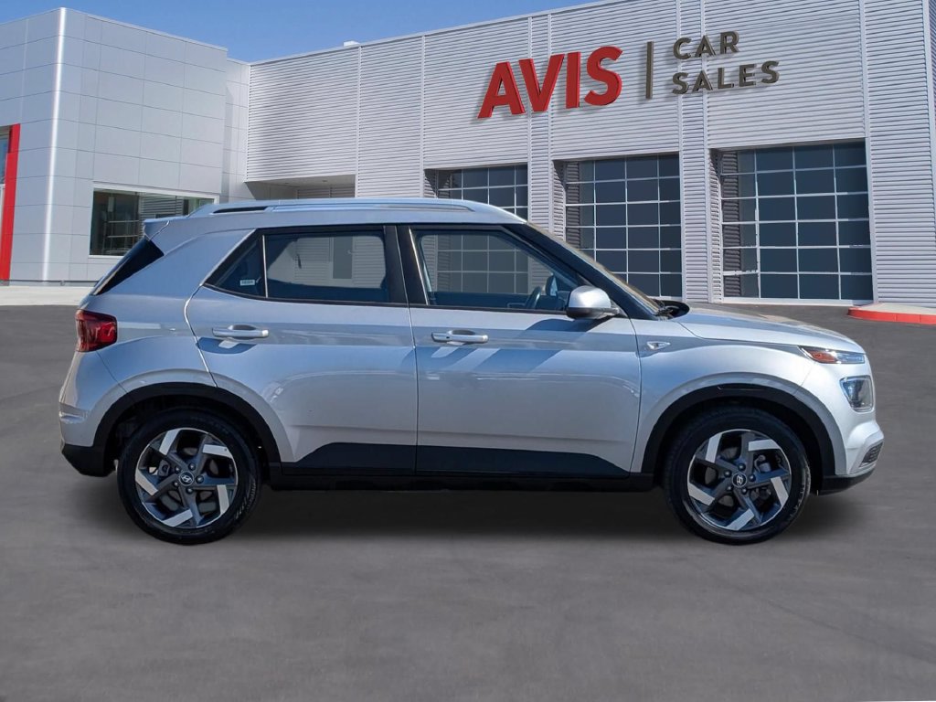 Used 2025 Hyundai Venue SEL FWD image 4