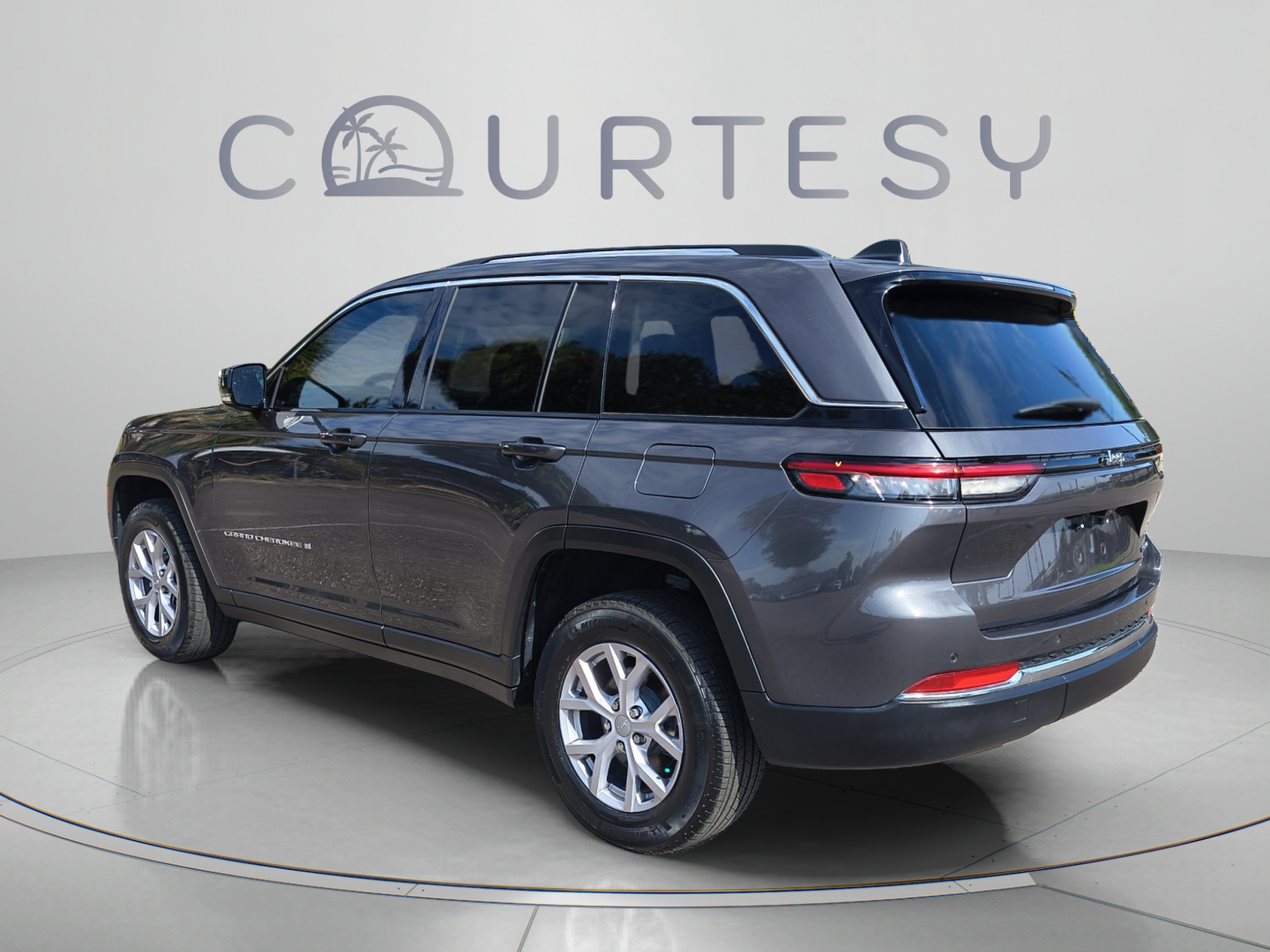 Used 2022 Jeep Grand Cherokee Limited RWD image 3