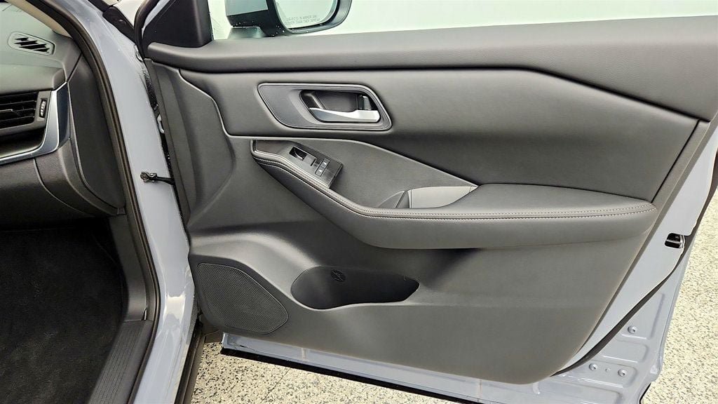 Used 2026 Nissan Rogue SV FWD image 45