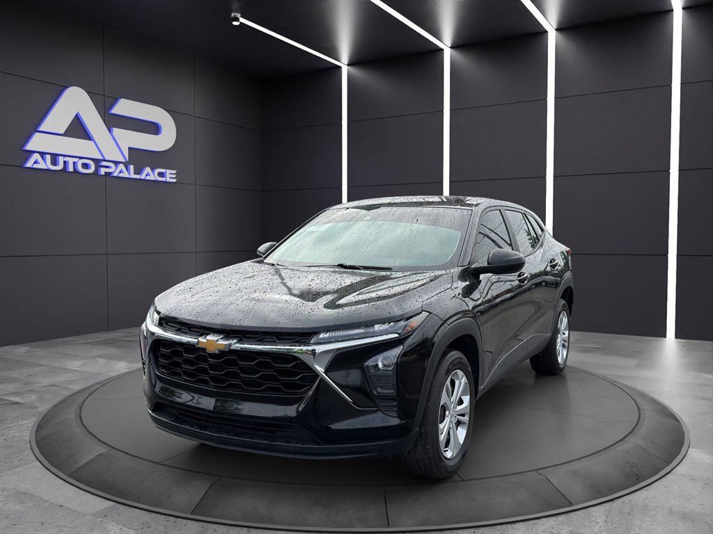 Used 2024 Chevrolet Trax LS FWD image 1