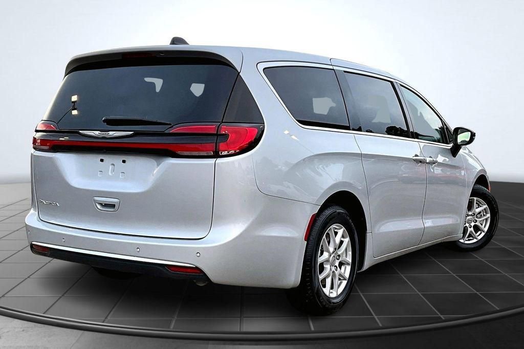 Used 2024 Chrysler Pacifica Touring-L FWD image 13