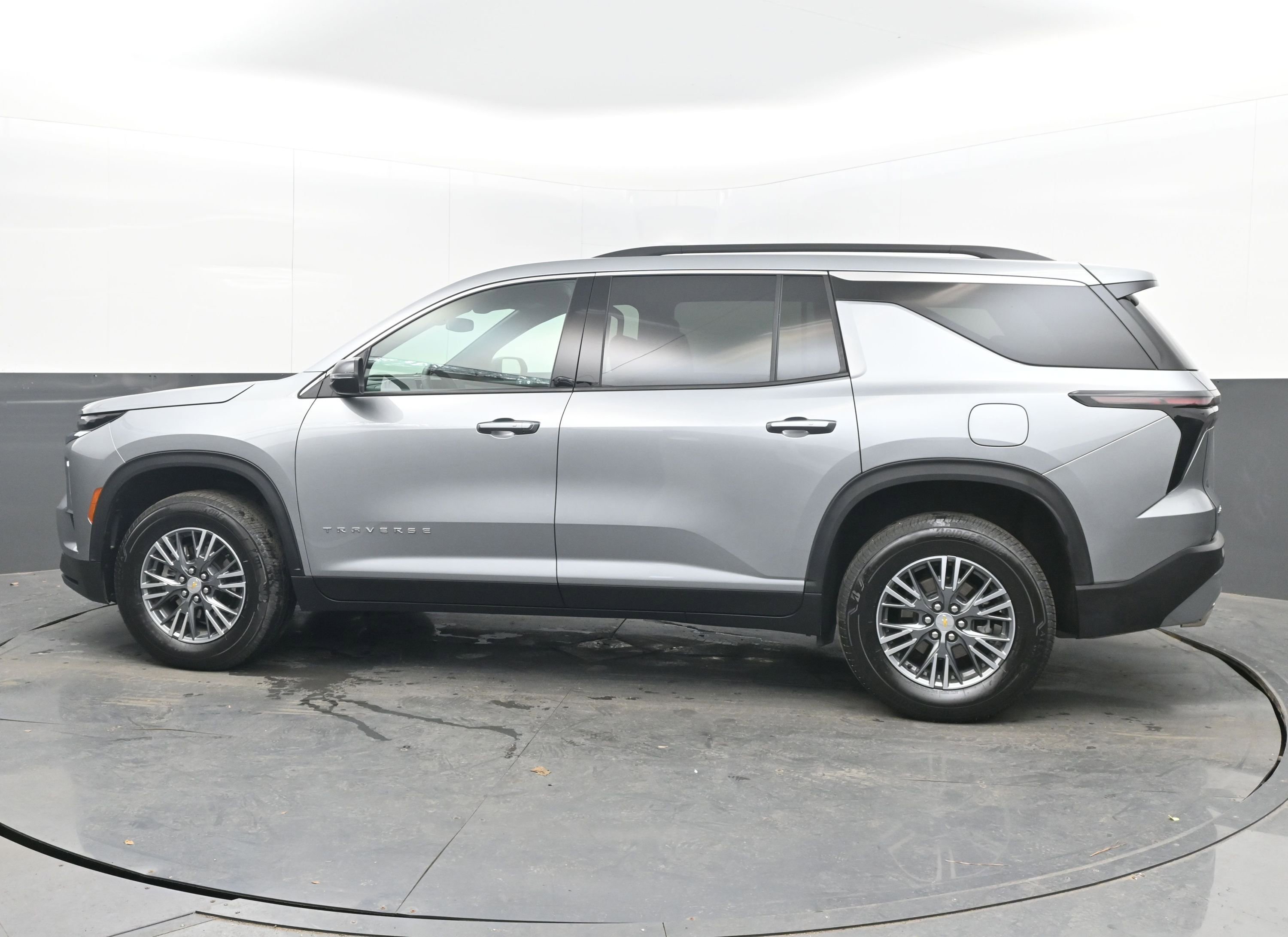 Used 2025 Chevrolet Traverse LT image 7