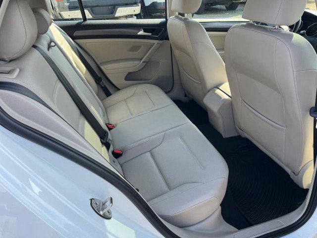 Used 2018 Volkswagen Golf SE image 18