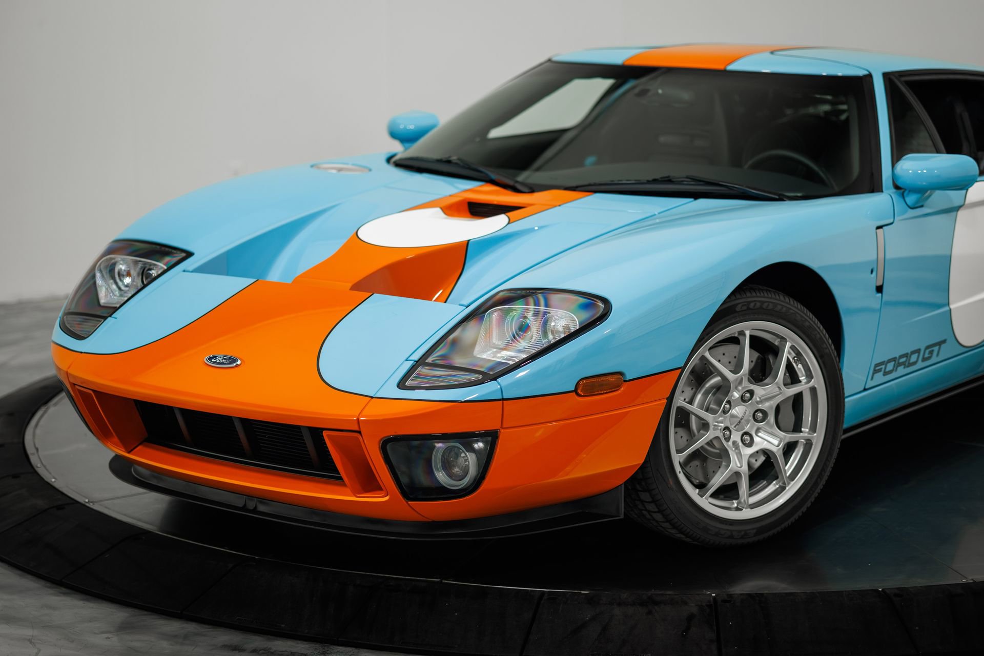 Used 2006 Ford GT image 11