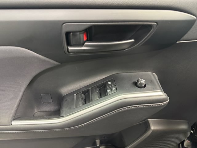 Used 2020 Toyota Highlander LE AWD/4WD image 25
