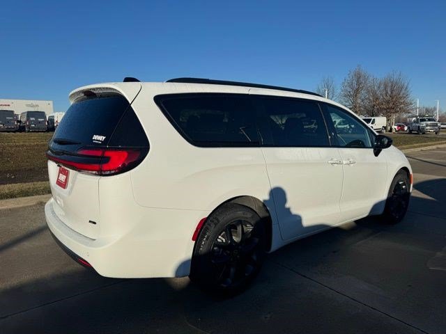 New 2026 Chrysler Pacifica Select image 7