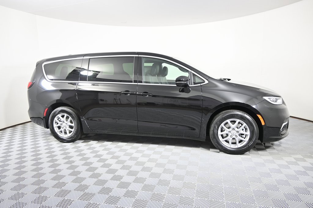 New 2026 Chrysler Pacifica Select image 8