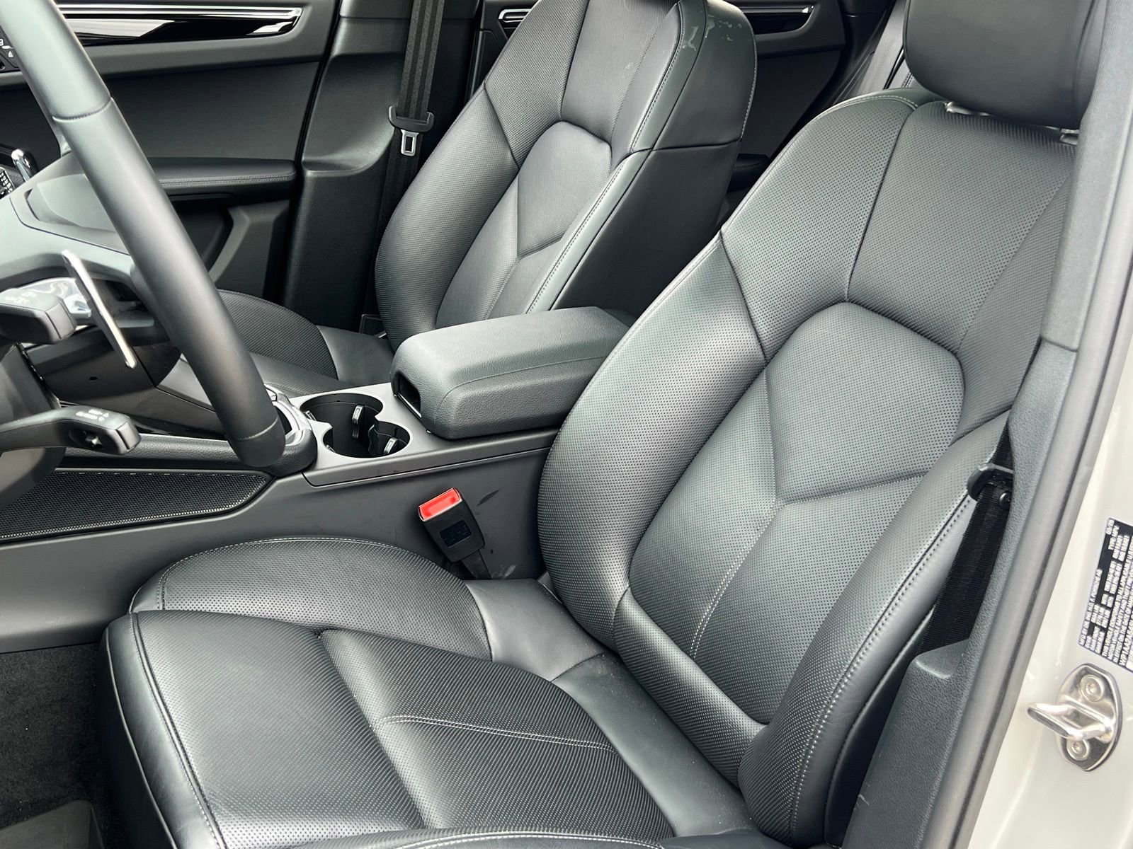 Certified 2025 Porsche Macan image 5