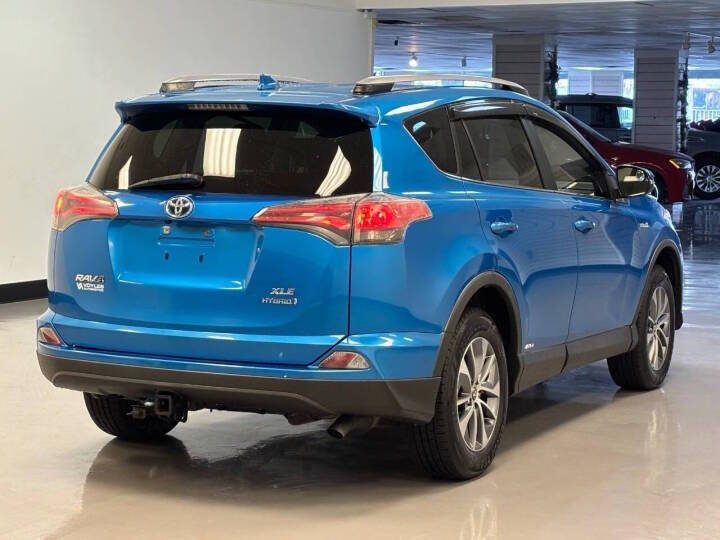 Used 2017 Toyota RAV4 XLE AWD/4WD image 5