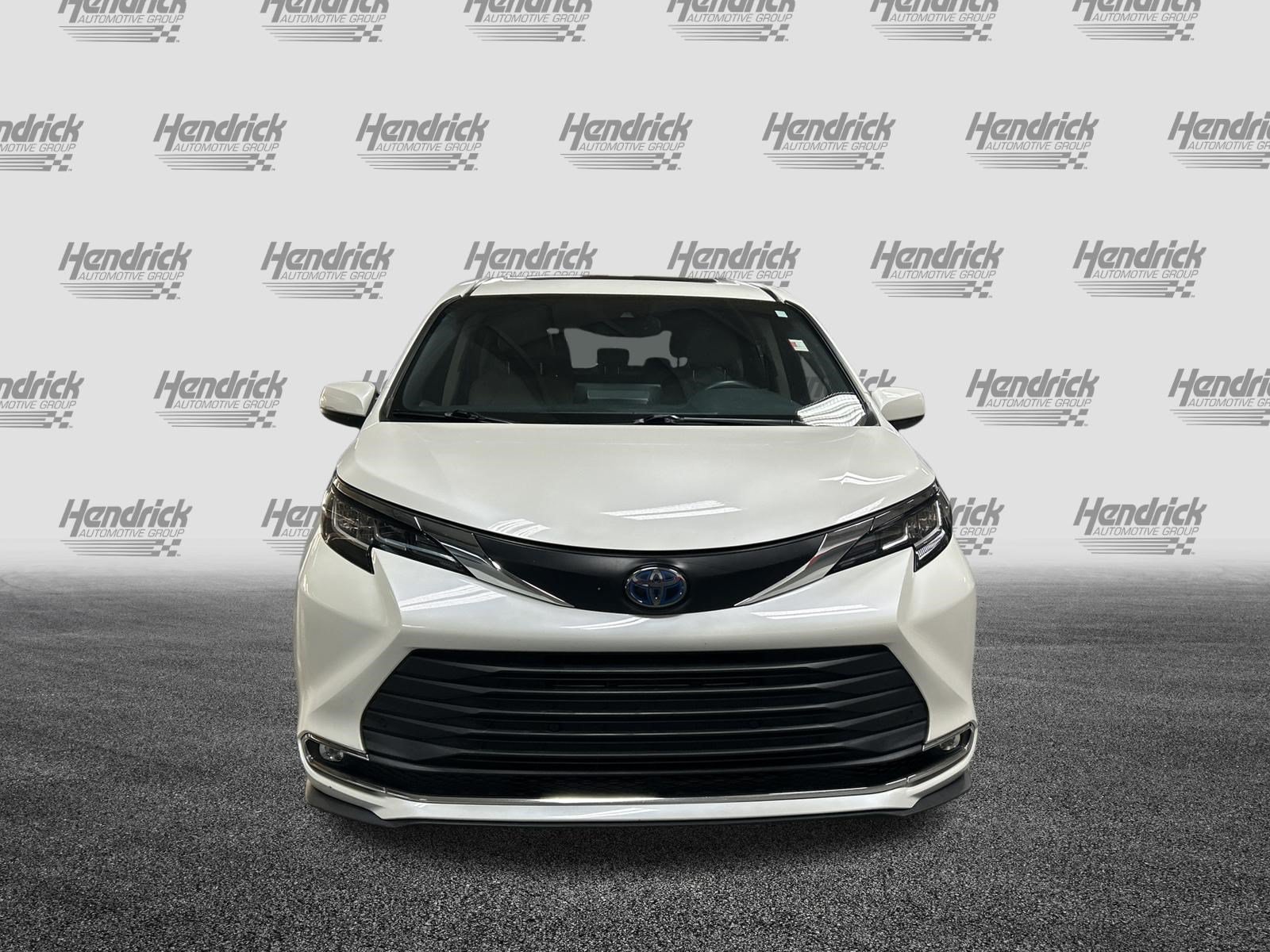Used 2021 Toyota Sienna XLE FWD image 3