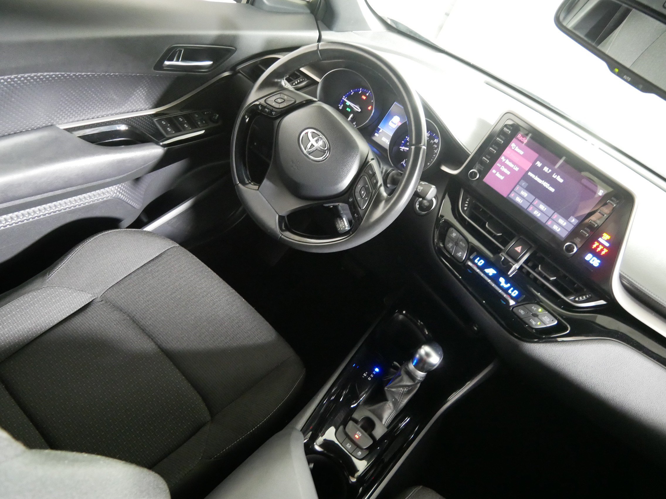 Used 2019 Toyota C-HR XLE FWD image 9