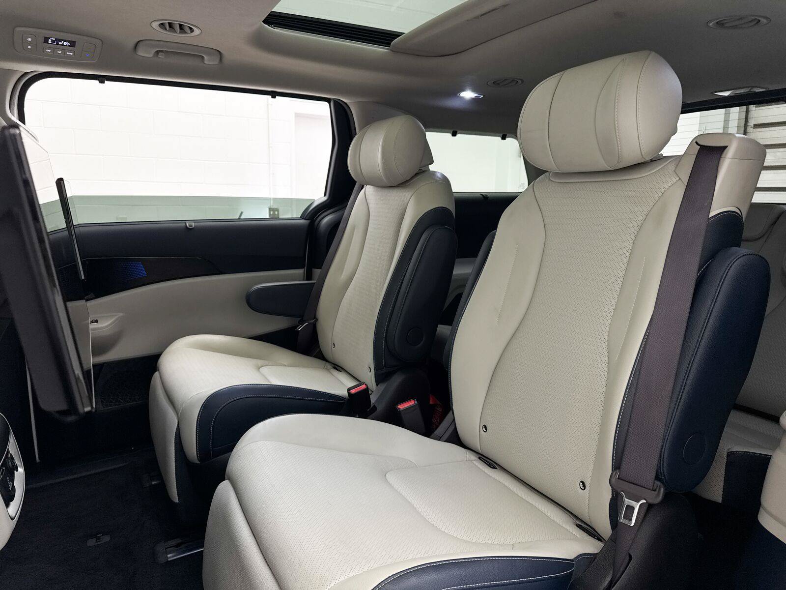 Used 2025 Kia Carnival SX Prestige FWD image 34