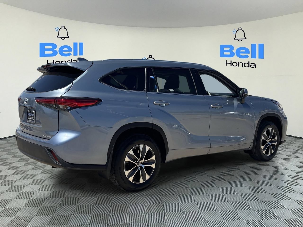 Used 2020 Toyota Highlander XLE AWD/4WD image 4