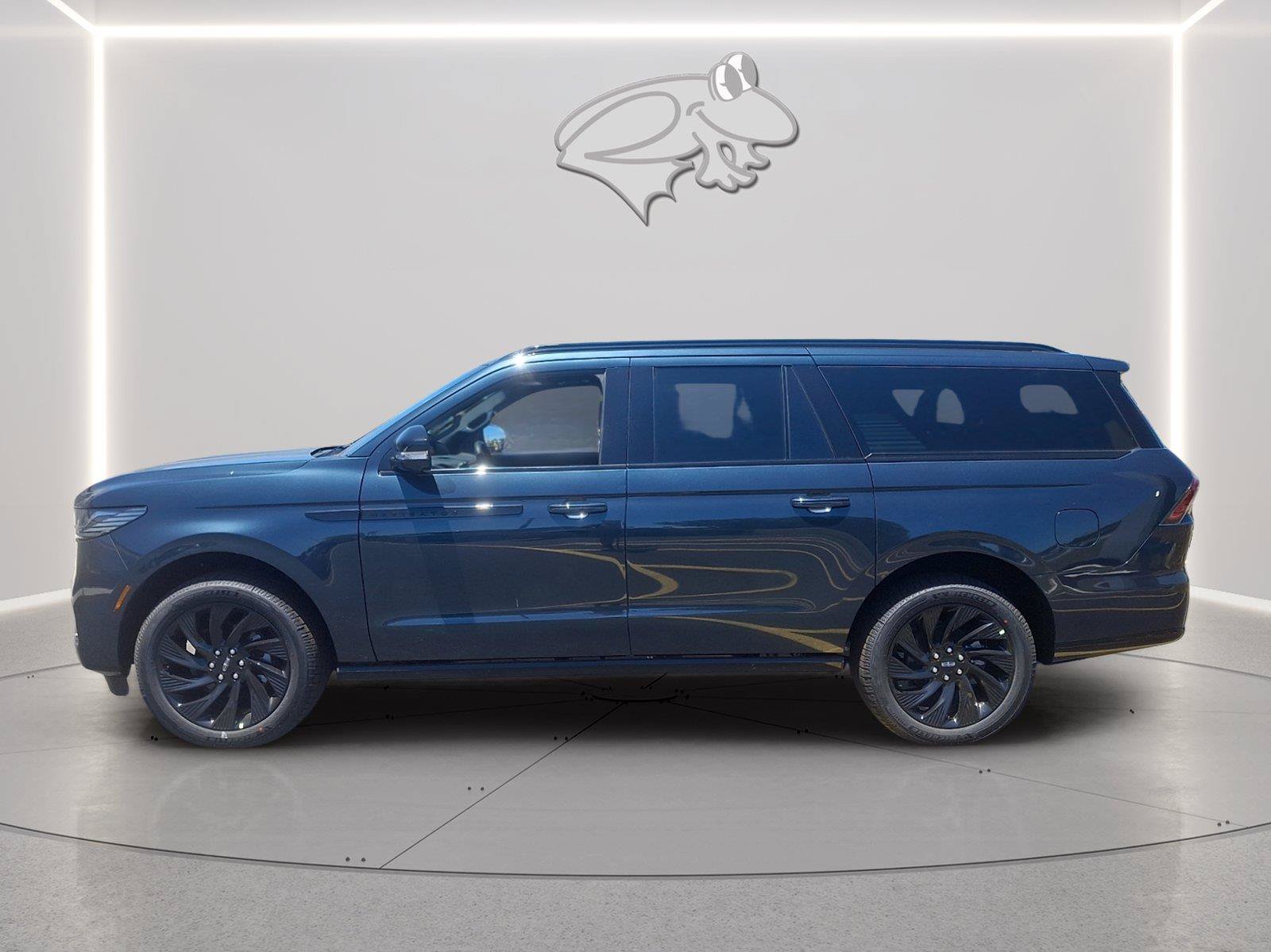 New 2026 Lincoln Navigator L Reserve w/ Jet Appearance Package AWD/4WD image 2