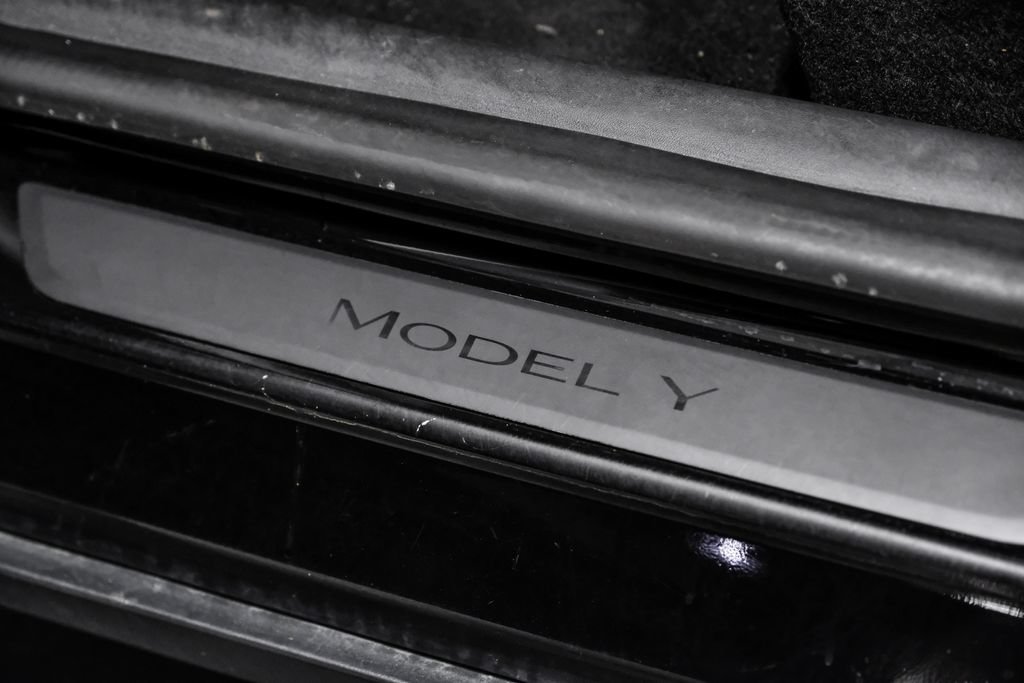 Used 2021 Tesla Model Y Long Range AWD/4WD image 27