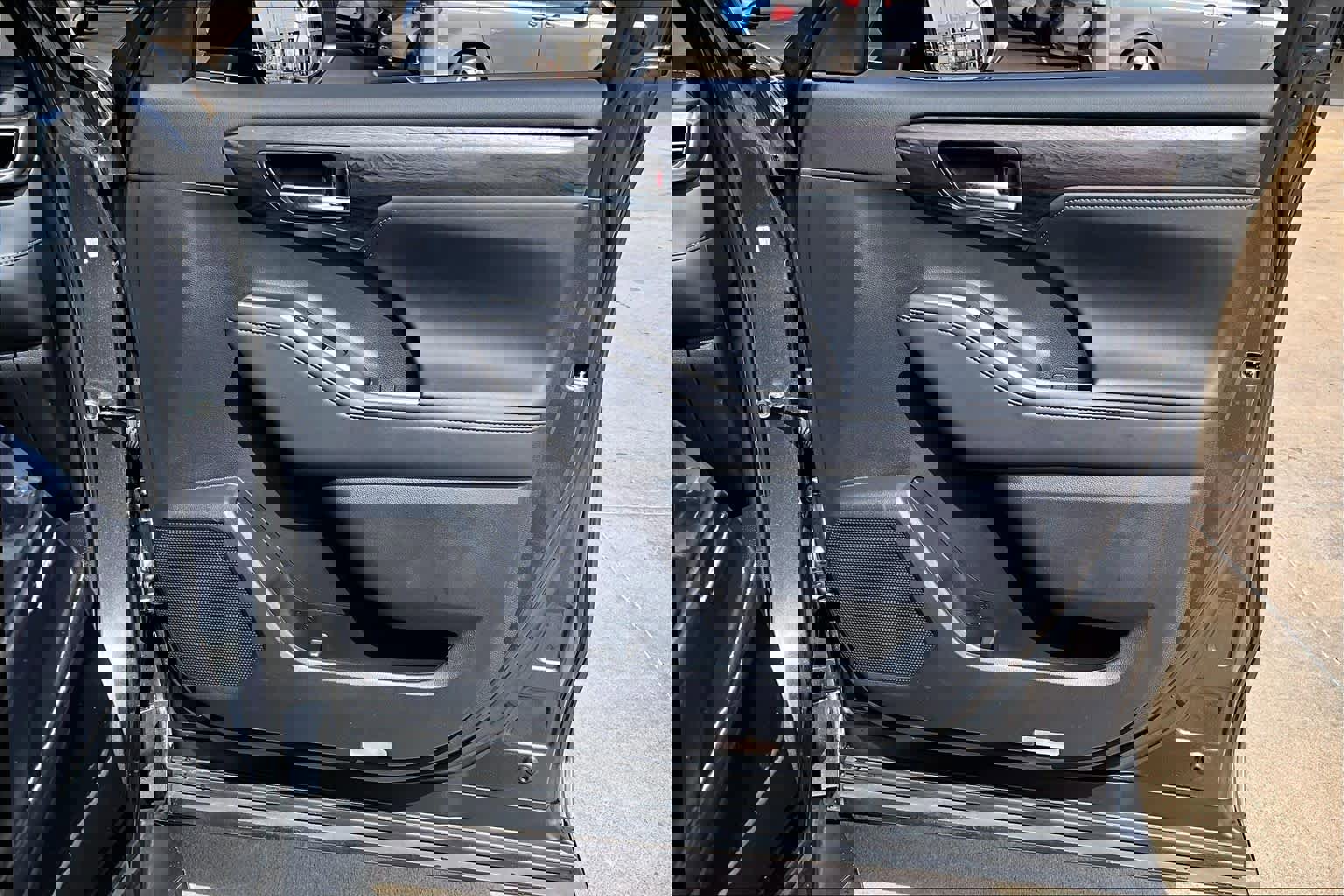 Used 2025 Toyota Highlander Limited image 25