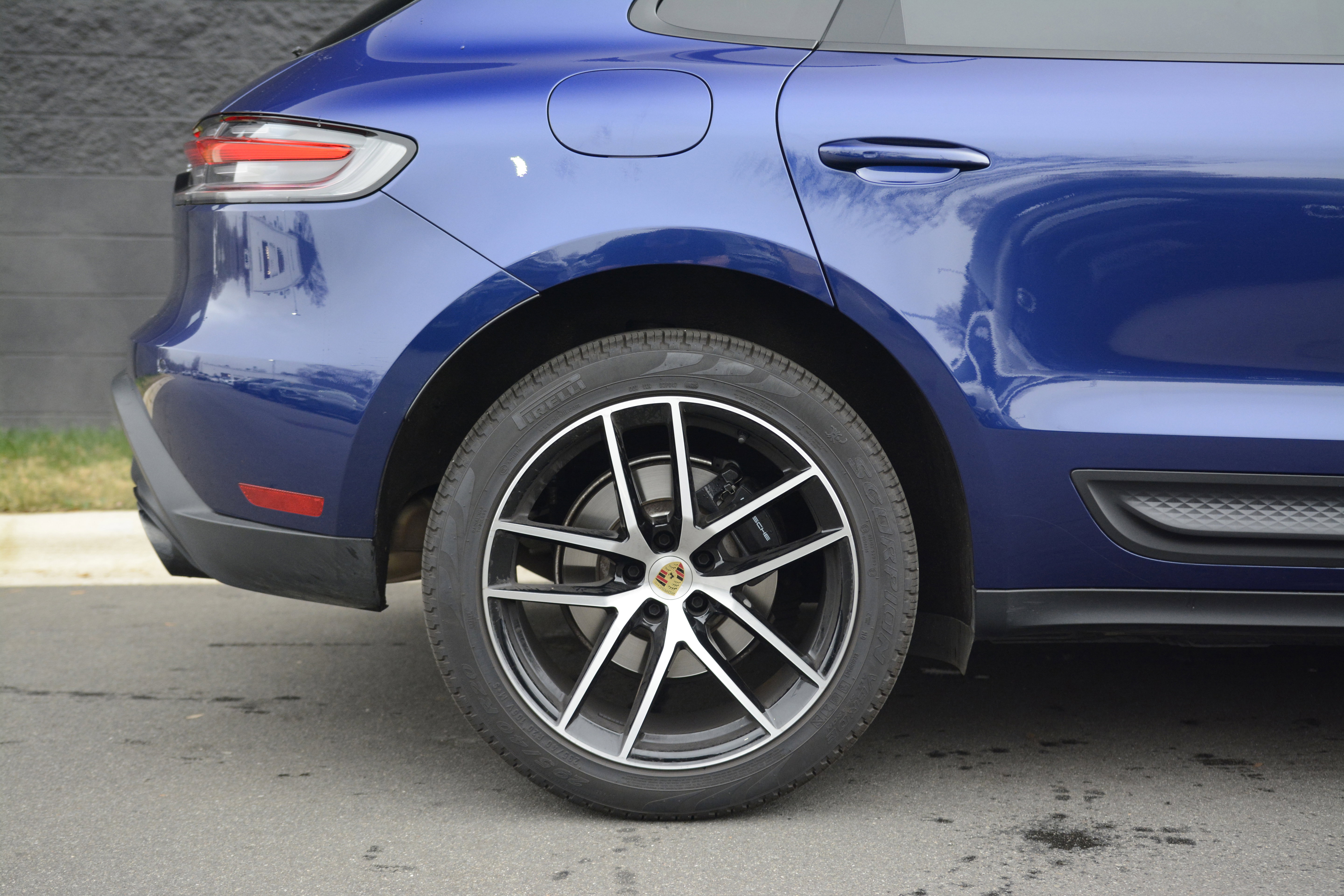 Certified 2025 Porsche Macan AWD/4WD image 42