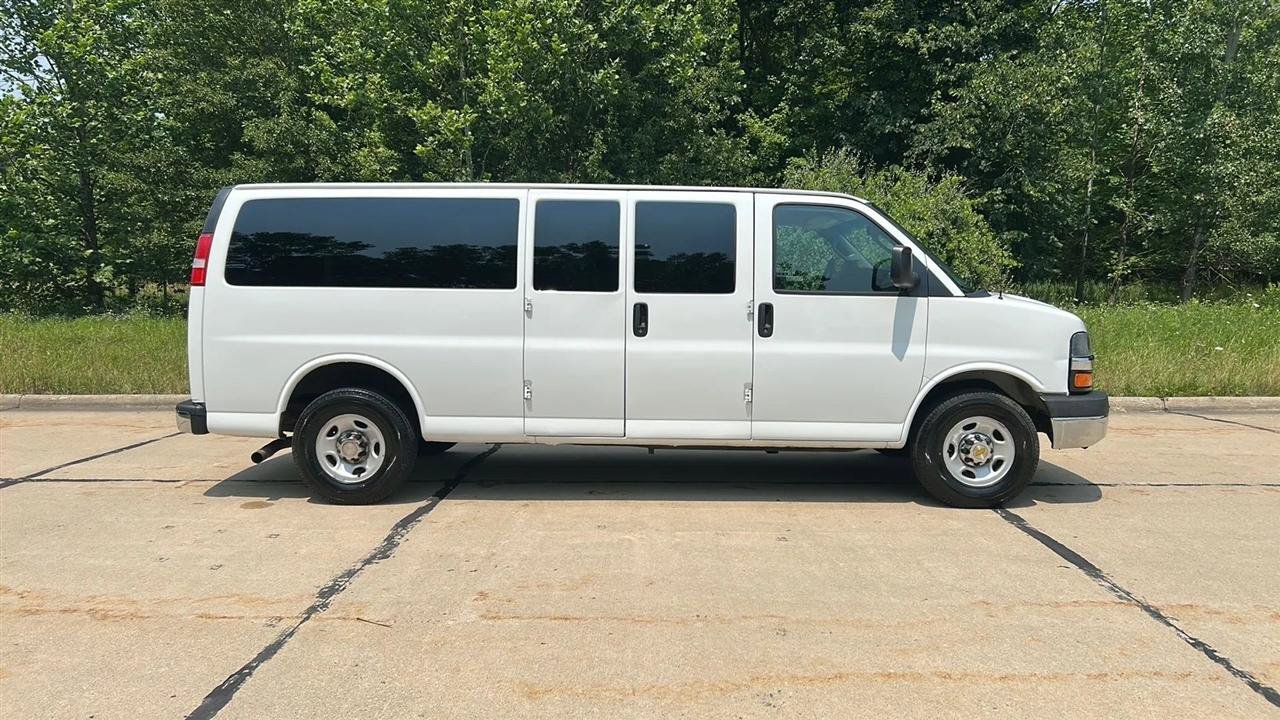 Used 2016 Chevrolet Express 3500 LT w/ LT Preferred Equipment Group RWD image 3