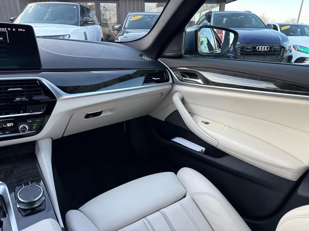 Used 2023 BMW 530e xDrive w/ Premium Package image 40