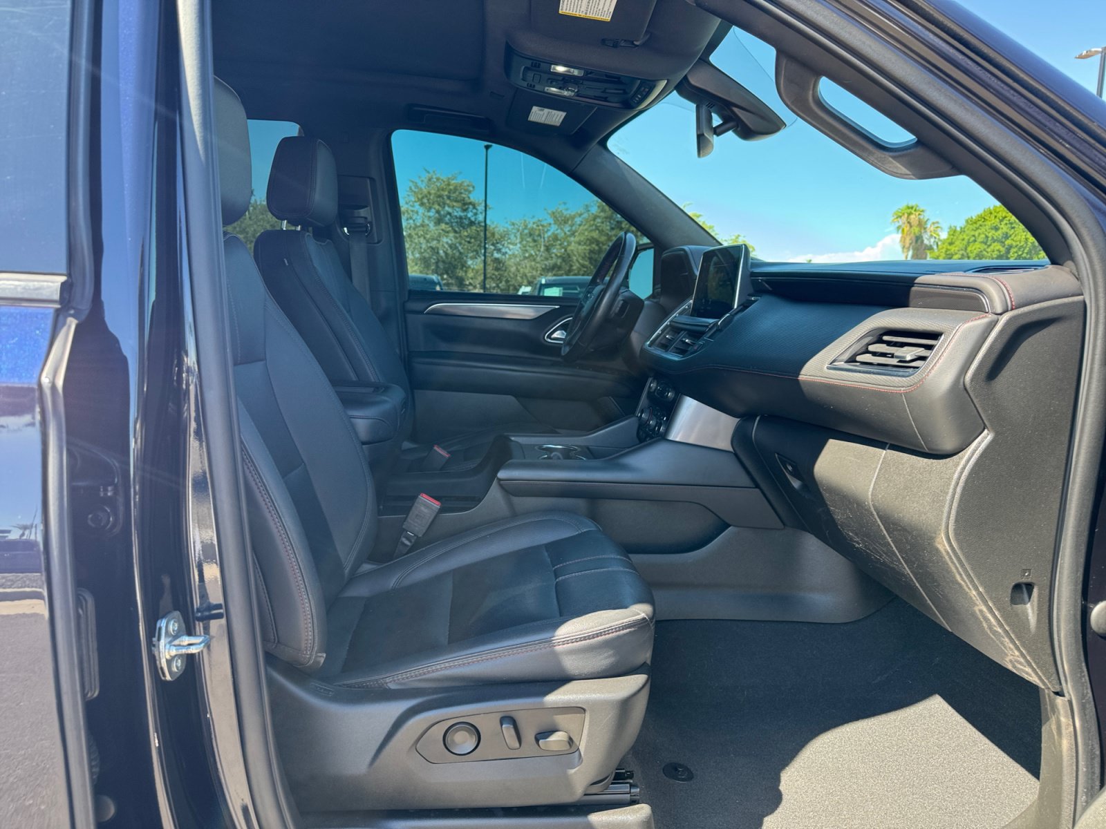 Used 2022 Chevrolet Tahoe RST w/ Luxury Package AWD/4WD image 19