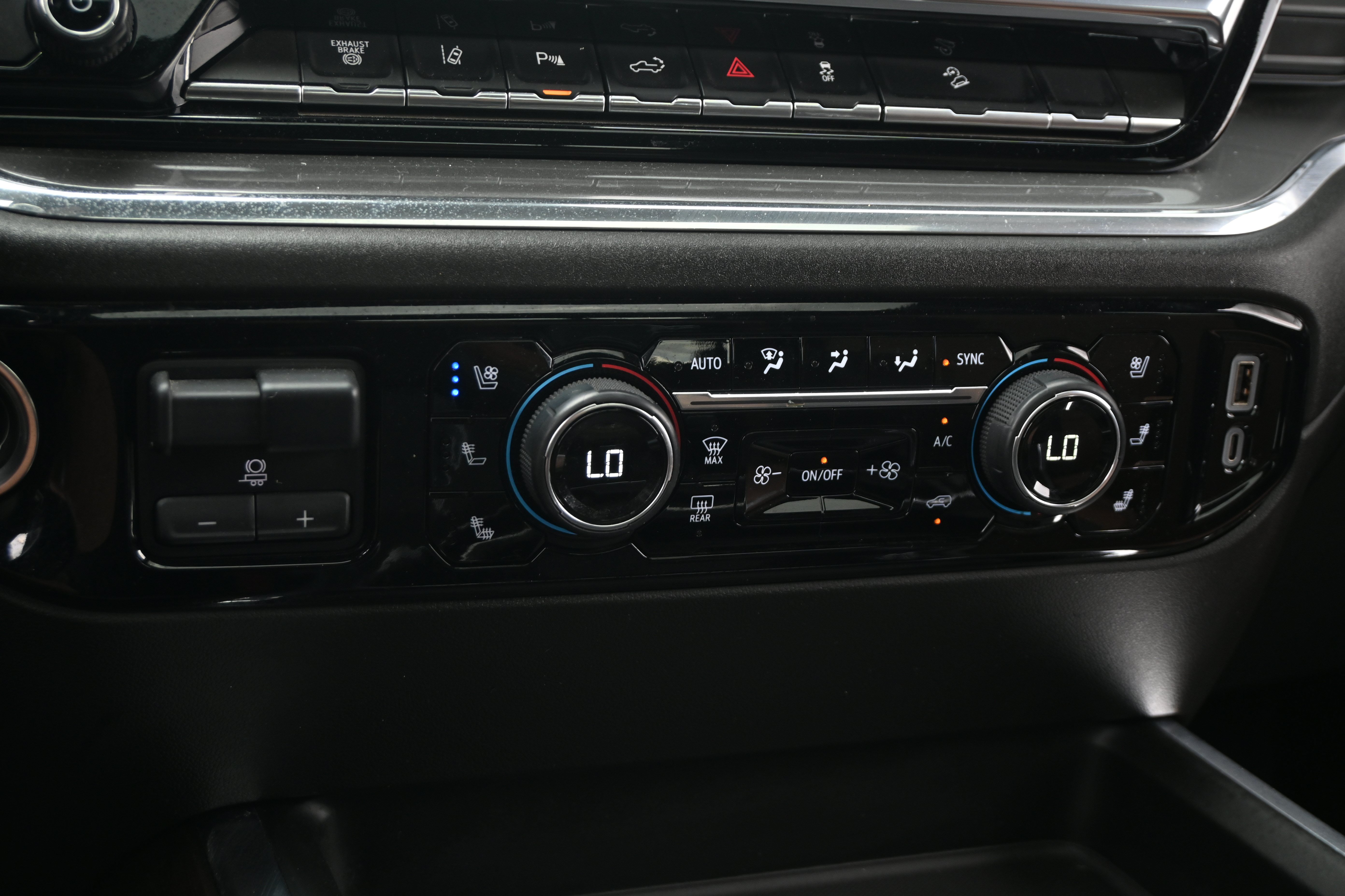 Used 2024 Chevrolet Silverado 2500 High Country w/ High Country Premium Package AWD/4WD image 45