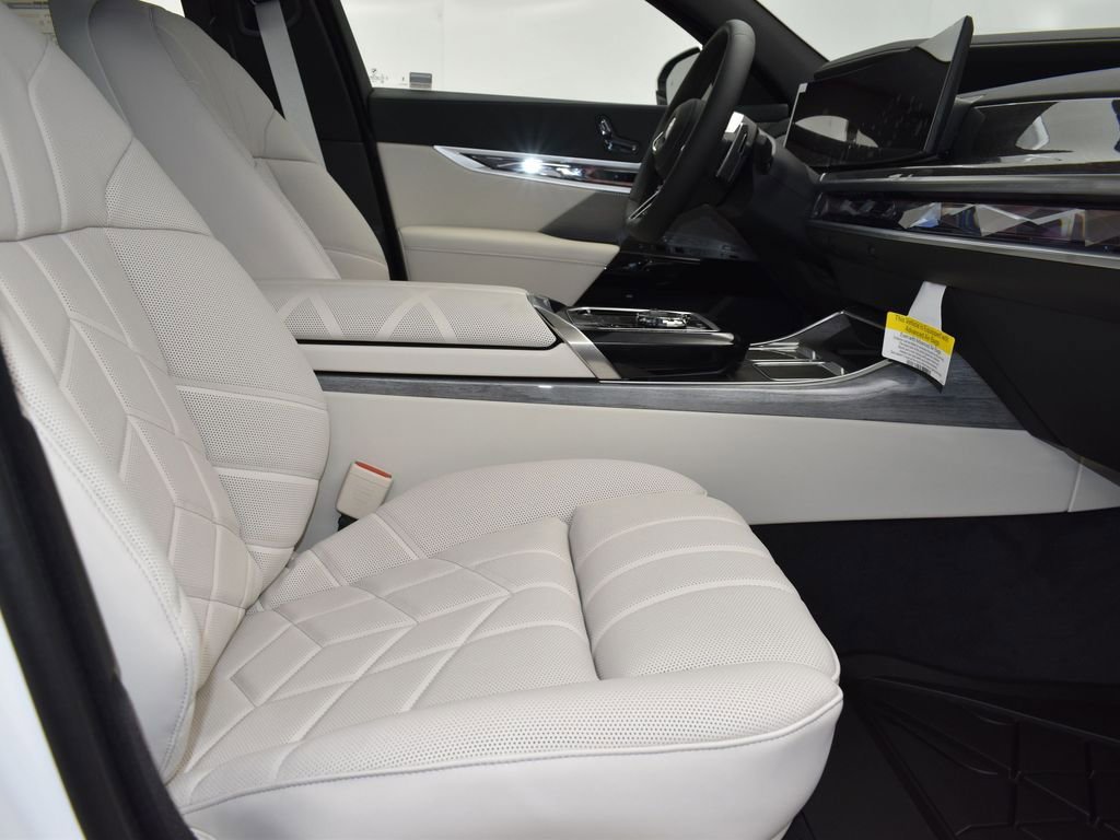 Certified 2024 BMW 760i xDrive w/ Executive Package image 25