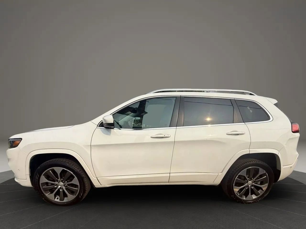 Used 2019 Jeep Cherokee Overland w/ Technology Group image 8