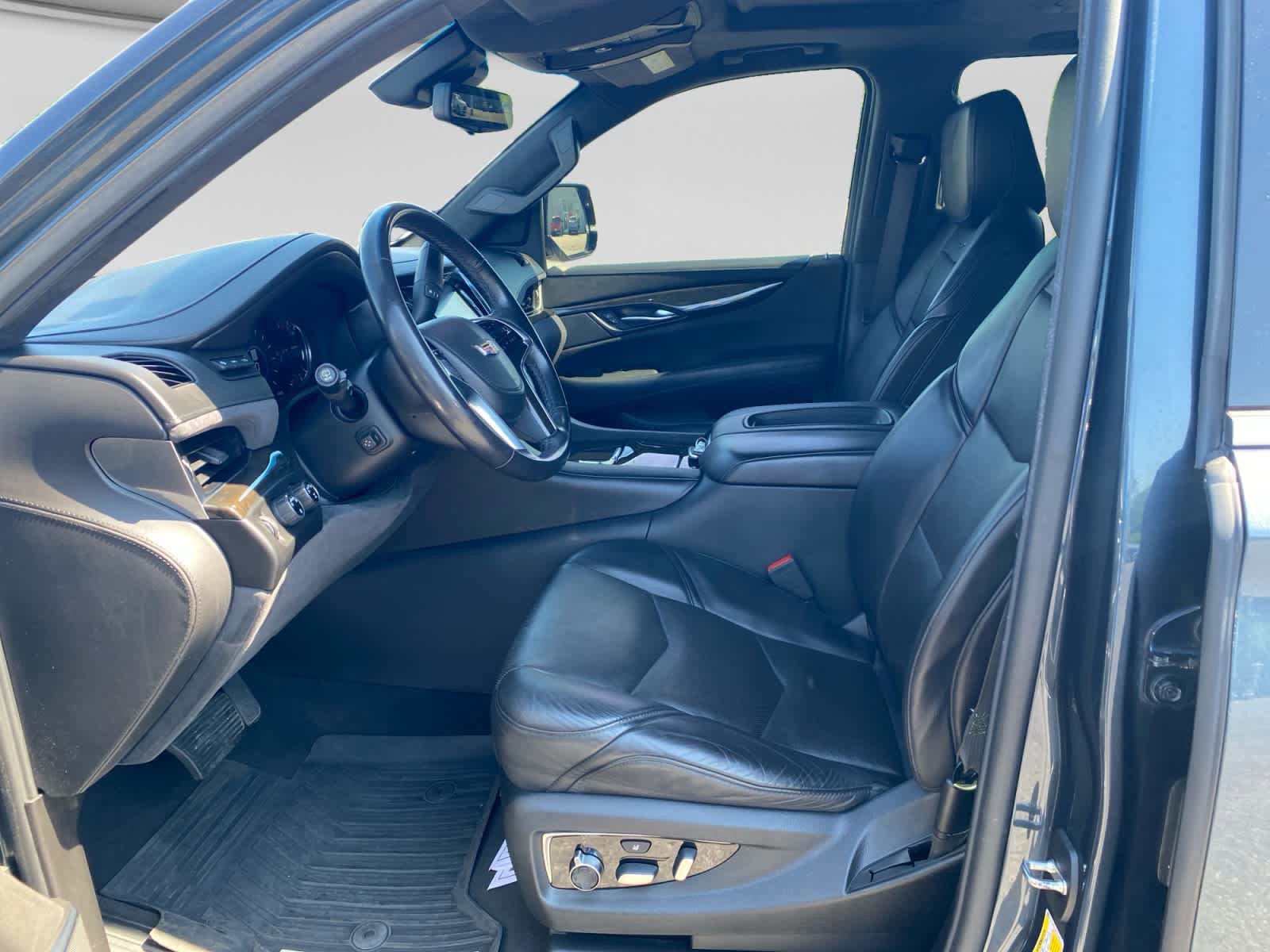 Used 2019 Cadillac Escalade ESV Platinum AWD/4WD image 11