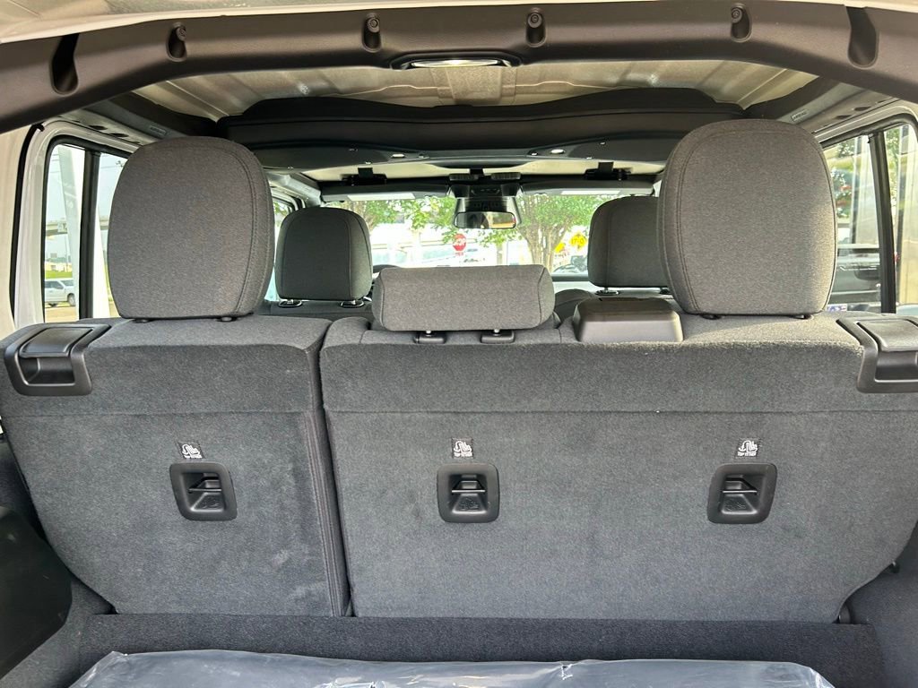 Used 2025 Jeep Wrangler Unlimited Sahara AWD/4WD image 7