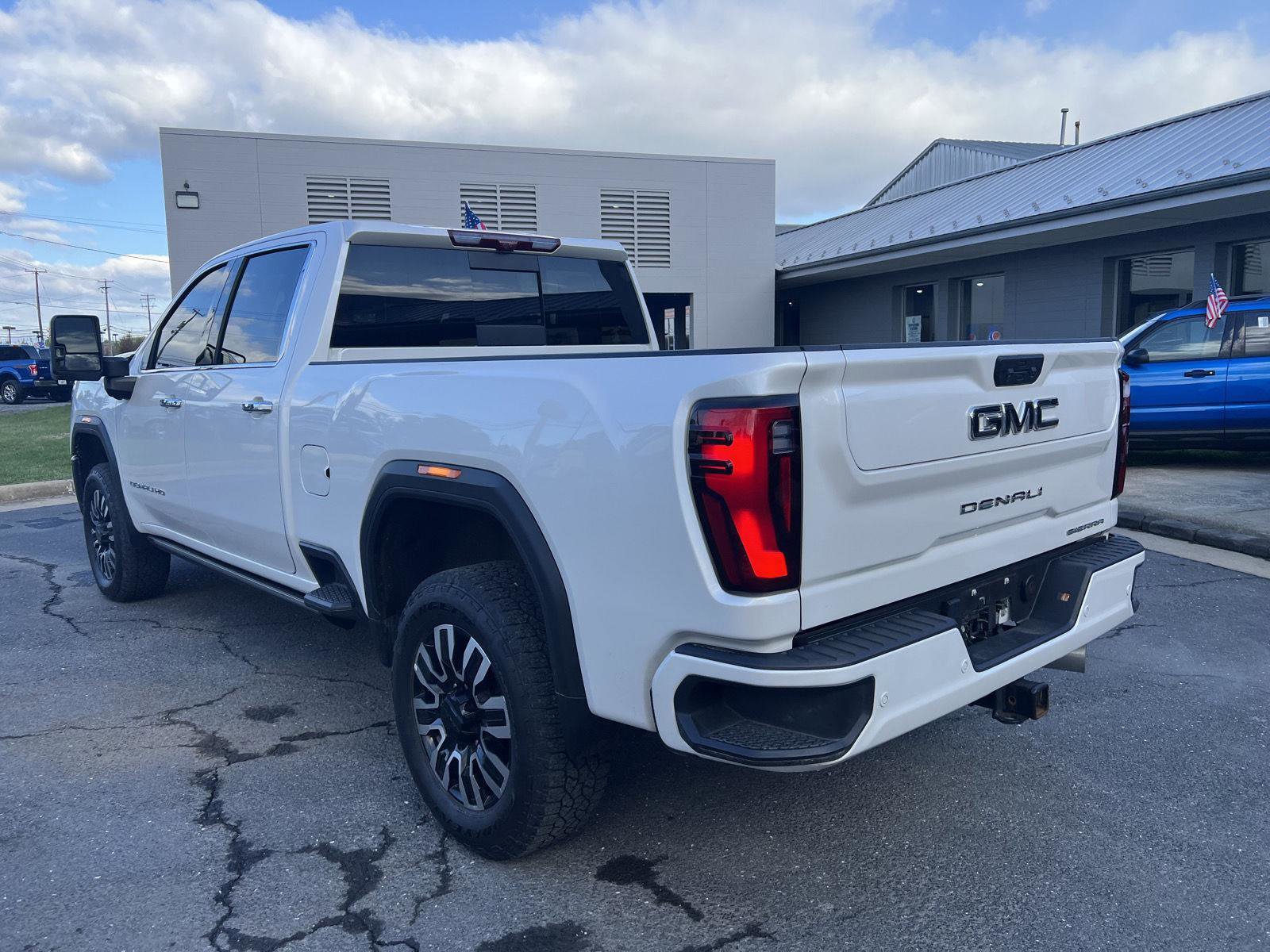 Used 2025 GMC Sierra 2500 Denali Ultimate image 3