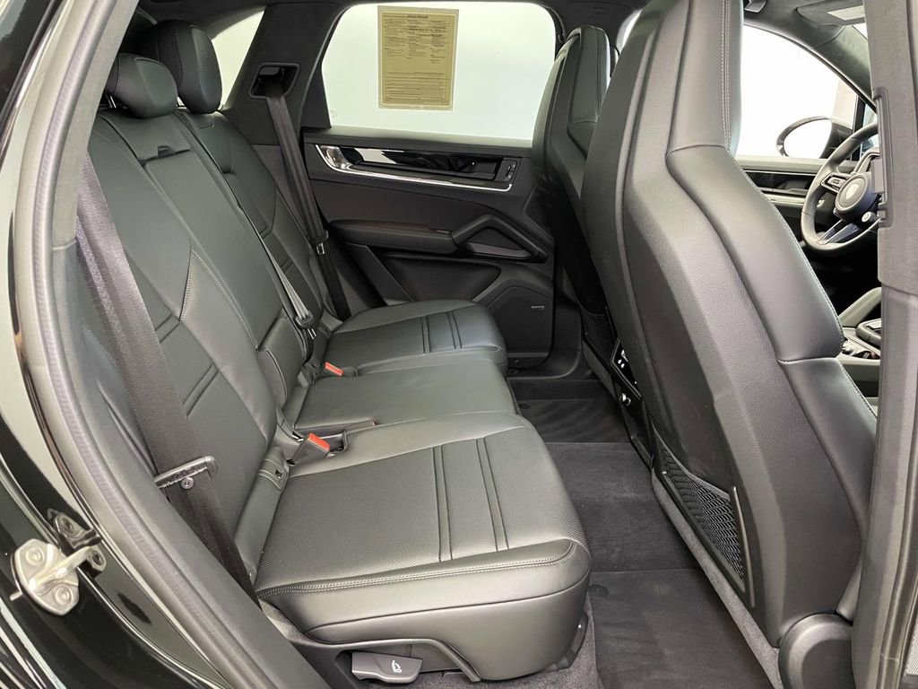 Used 2025 Porsche Cayenne Turbo AWD/4WD image 22
