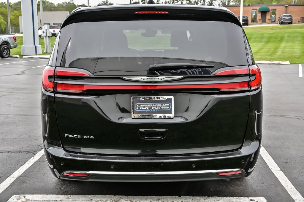 Used 2023 Chrysler Pacifica Touring-L FWD image 9