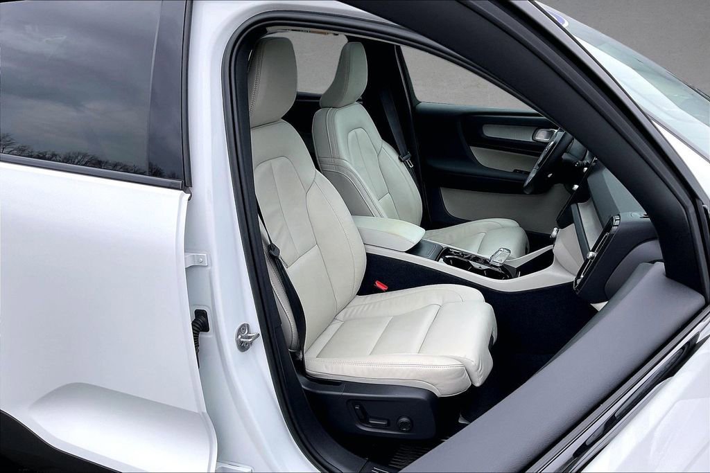 Certified 2023 Volvo XC40 B5 Plus w/ Climate Package image 29