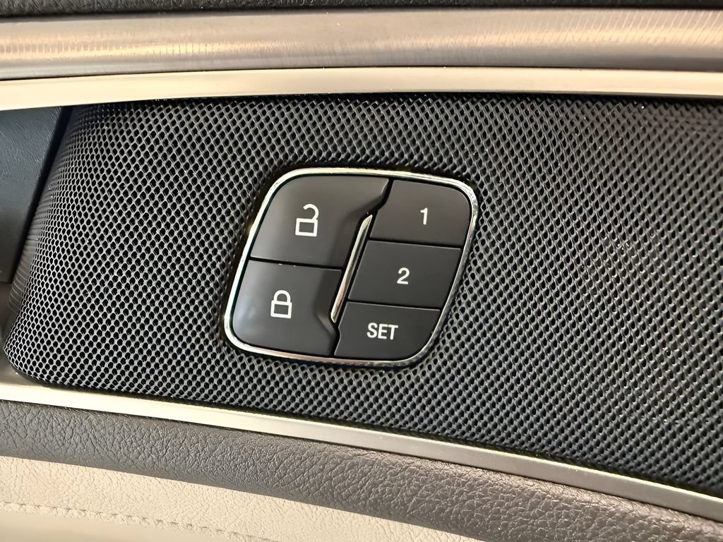 Used 2020 Lincoln MKZ w/ Convenience Package FWD image 17