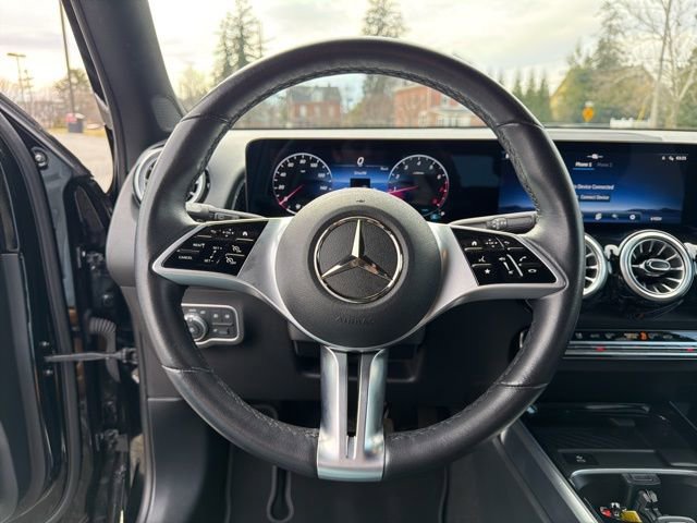 Used 2025 Mercedes-Benz GLB 250 4MATIC image 23