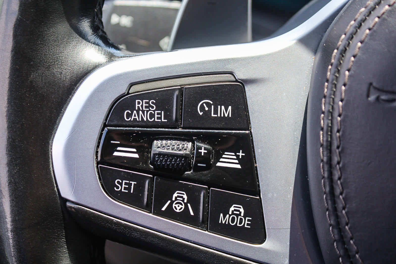 Used 2022 BMW X7 xDrive40i w/ M Sport Package AWD/4WD image 22