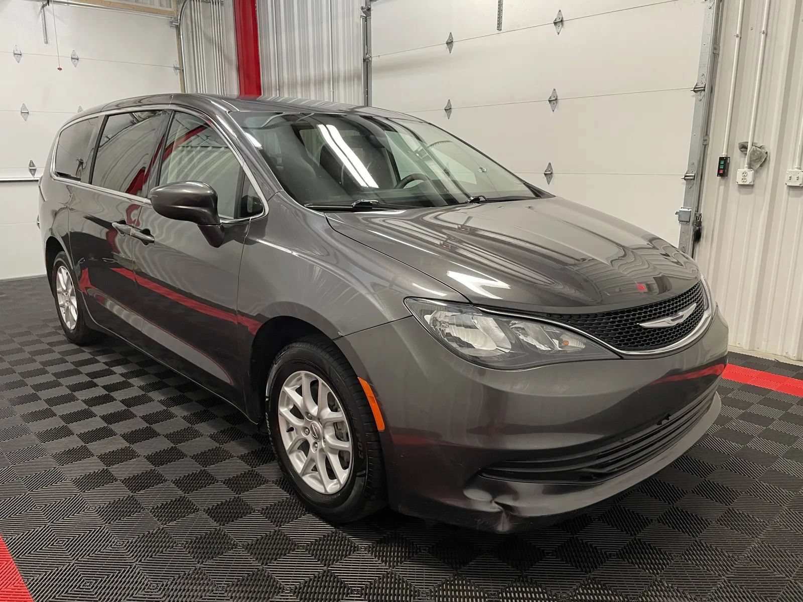 Used 2018 Chrysler Pacifica LX FWD image 5
